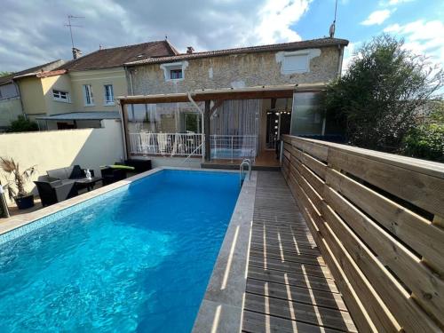 une piscine devant une maison dans l'établissement Kings Villa near Disneyland reserved only for family with kids, à Saint-Germain-sur-Morin