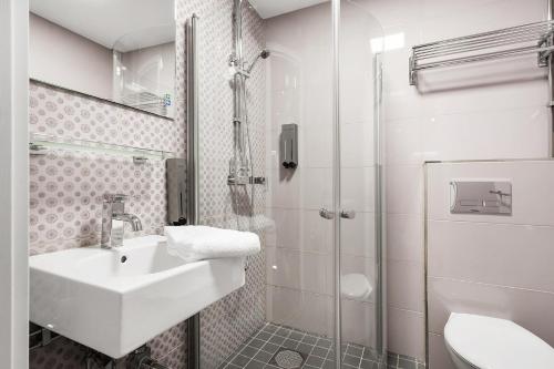 Un baño de Hotel Point