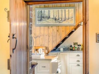 una cocina con fregadero y una escalera en una habitación en Sweet Knoll Farm, en Peak Forest