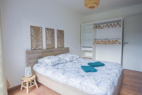 a bedroom with a large bed with a wooden headboard at Cham's House - T2 Chamalières in Chamalières