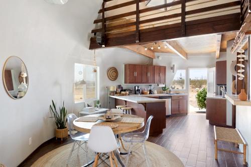 Una cocina con una mesa y sillas en una habitación. en Abracadabra Dome - Come Experience the UNIQUE and Cozy! home, en Landers