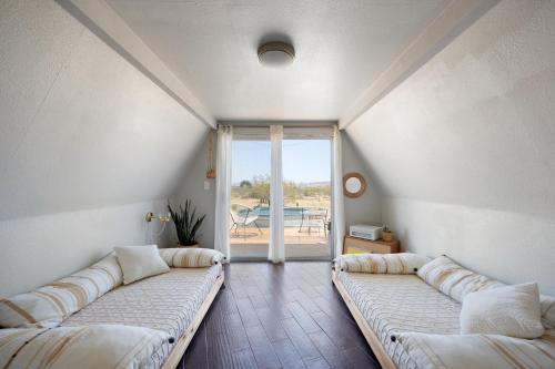 Cama o camas de una habitación en Abracadabra Dome - Come Experience the UNIQUE and Cozy! home