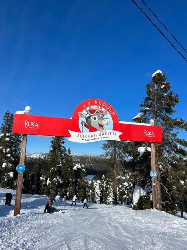 a sign at the top of a ski slope at Ruka View at the Slopes Ski in, Family & Bike Park, National Park, hike trails - Lapland Villas in Ruka