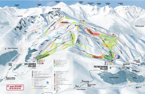 un mapa de una pista de esquí con montañas en el fondo en Ground Floor - Hauseman Building close to Thermes en Luchon