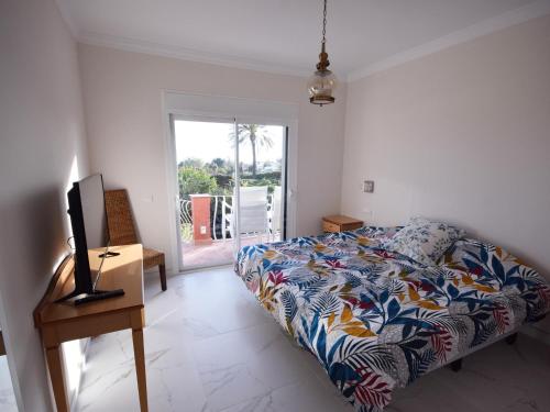 1 dormitorio con 1 cama y TV en una mesa en Villa Marbella, en Marbella