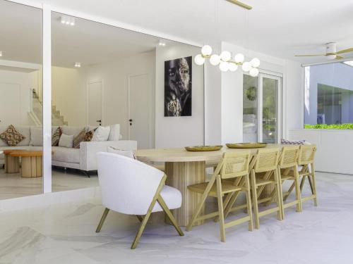 - un salon avec une table à manger et des chaises dans l'établissement Las Terrazas de Santa Clara, à Marbella