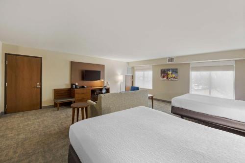 ラスベガスにあるベスト ウェスタン プラス ヘンダーソンのベッド2台とデスクが備わるホテルルームです。