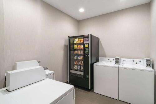 La Quinta by Wyndham Latham Albany Airport في لاثام: وجود ثلاجة وغسالة ملابس في الغرفة