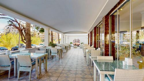 Restorāns vai citas vietas, kur ieturēt maltīti, naktsmītnē Moda Beach Hotel