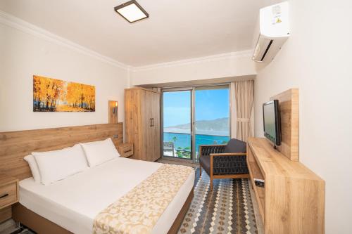 pokój hotelowy z łóżkiem i telewizorem w obiekcie Moda Beach Hotel w mieście Marmaris