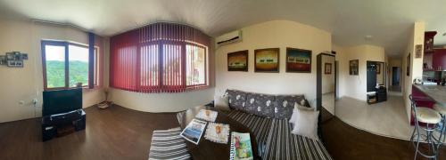 ein Wohnzimmer mit einem Sofa und einem Fenster in der Unterkunft Apartments Vista in Baltschik