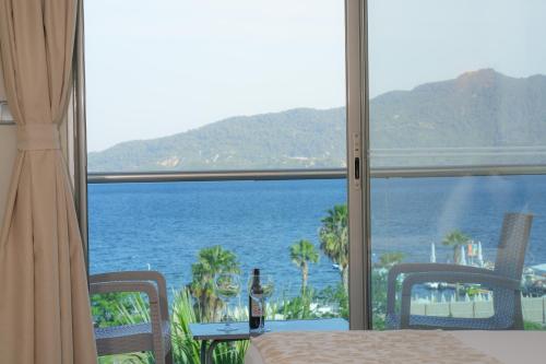 una vista sull'oceano da un tavolo con bottiglie di vino di Moda Beach Hotel a Marmaris