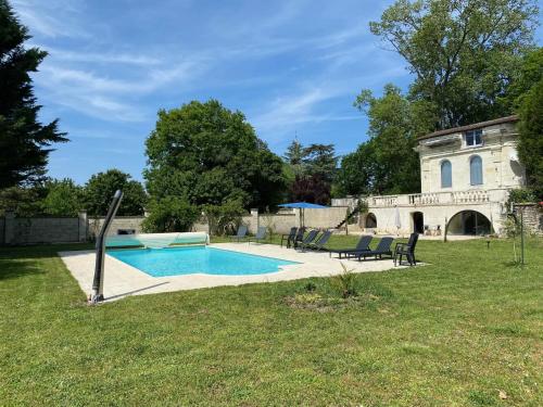 uma piscina no quintal de uma casa em Le Castel de Bréhémont em Bréhémont