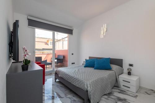 - une chambre avec un lit doté d'oreillers bleus dans l'établissement Casa Vacanza " La Rosa " Imperia Liguria, à Imperia