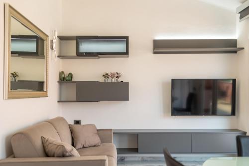 Casa Vacanza " La Rosa " Imperia Liguriaにあるテレビまたはエンターテインメントセンター