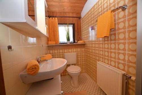 a bathroom with a sink and a toilet at Haus-Lily-Nr-03 in Büsum