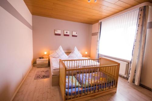 a small room with a crib and a window at Haus Lily Nr.02 bis zu 6 Personen davon max. 2 Kinder in Büsum