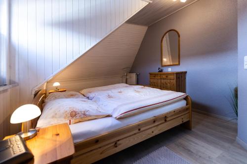 ein Schlafzimmer mit einem Bett mit einer Treppe und einem Schreibtisch in der Unterkunft Haus Lily Nr. 04 in Büsum