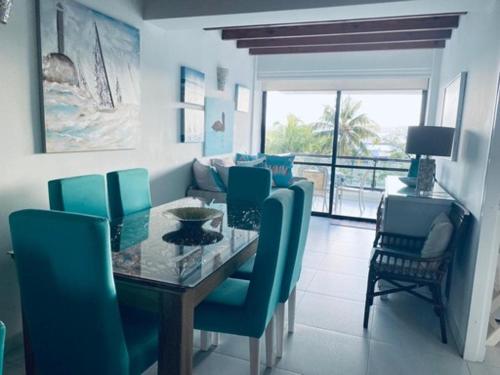 comedor con mesa y sillas azules en Edificio Bay Point Apto 402 Punta Hansa, en San Andrés