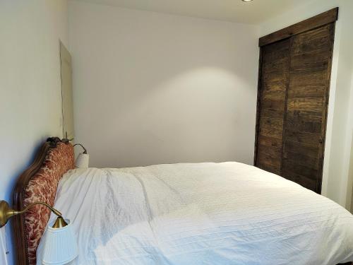 A bed or beds in a room at Appartement d'une chambre avec wifi a Beziers