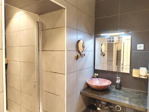 La salle de bains est pourvue d'un lavabo et d'une douche. dans l'établissement Appartement charmant à Béziers, terrasse commune, 40 m², à Béziers