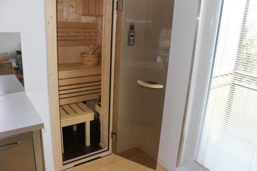 eine Küche mit einer begehbaren Pantryküche mit einer Glastür in der Unterkunft Apartmán Relax so saunou a jakuzzi in Námestovo