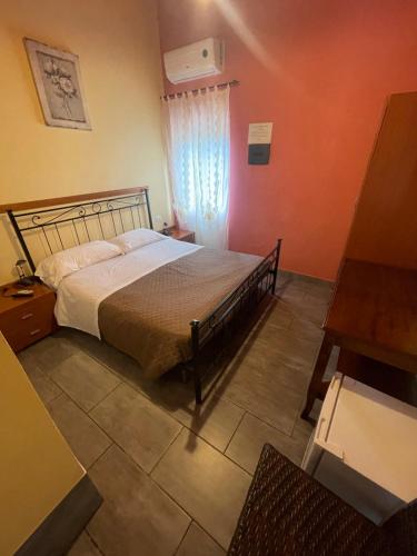 una camera con letto e finestra di Hotel La Torricella a Capalbio