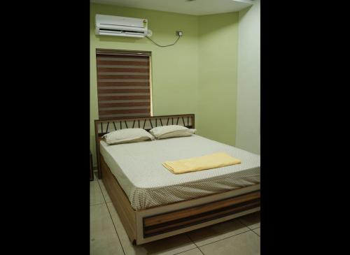 - une chambre avec un lit et la climatisation dans l'établissement Zenith Homes, à Elūr