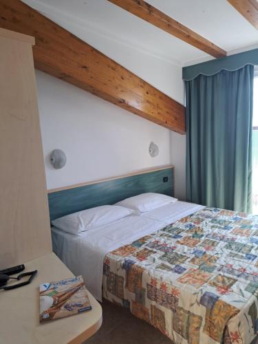Un pat sau paturi într-o cameră la Hotel Ettoral