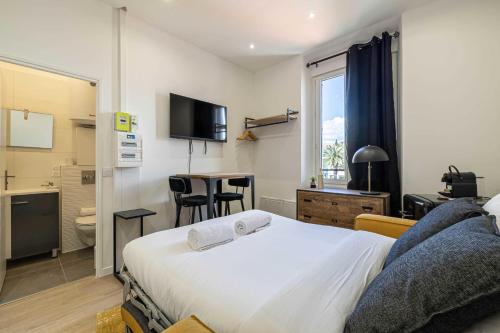 ein Hotelzimmer mit einem Bett und einem Bad in der Unterkunft Sublime studio renovated - Cannes center in Cannes
