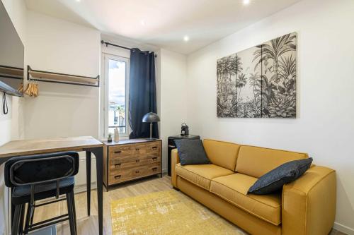 ein Wohnzimmer mit einem Sofa und einem Tisch in der Unterkunft Sublime studio renovated - Cannes center in Cannes