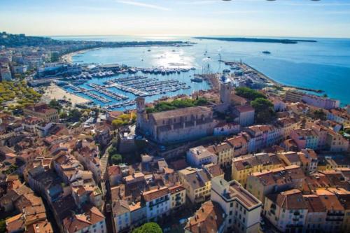eine Luftansicht einer Stadt mit Hafen in der Unterkunft Sublime studio renovated - Cannes center in Cannes