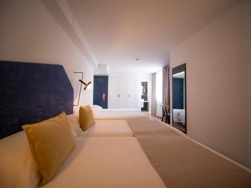  Hotel Roc Meler -  Room  picture :   Shower    Safety deposit box    TV                           