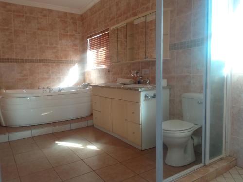 W łazience znajduje się toaleta, wanna i umywalka. w obiekcie Matalatala Wildlife Lodge w mieście Roodeplaat