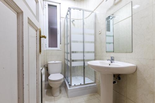 y baño con aseo, lavabo y ducha. en Live it Madrid Gran Vía, en Madrid