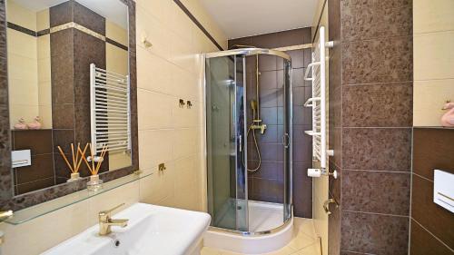 a bathroom with a sink and a shower at Apartamenty Every Sky Nad Łomnicą 1b-6b in Karpacz