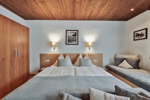 ein Schlafzimmer mit einem großen Bett und einem Sofa in der Unterkunft Chalet Sofie in Ischgl