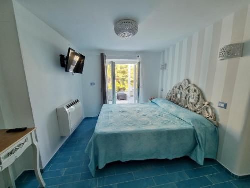 una camera con letto e piumone blu di Maridea - Medusa a Ponza