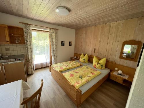 Cet appartement comprend une chambre avec deux lits et une cuisine. dans l'établissement Haus Stiafei, à Schneizlreuth