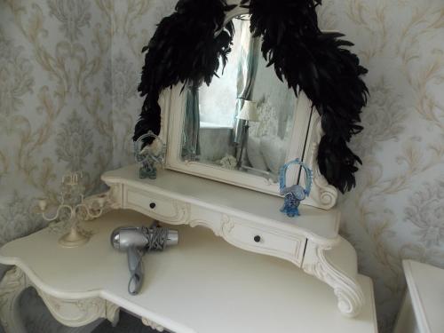 biała umywalka z lustrem na górze w obiekcie Waterloo Cottage w mieście Barnard Castle