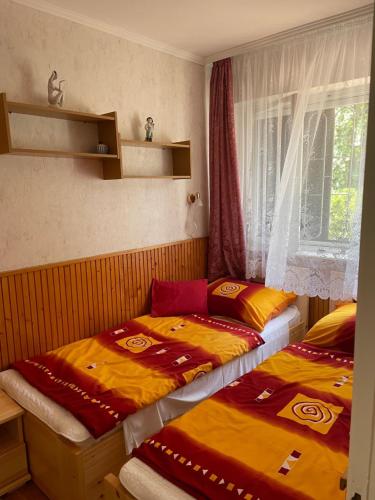 Postel nebo postele na pokoji v ubytování Rózsa nyaralóház
