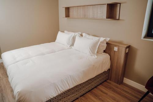 Postel nebo postele na pokoji v ubytování Shoreline Apartments