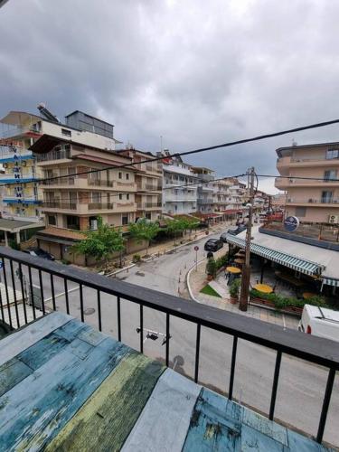 Una vista de una calle de la ciudad desde un balcón. en Luxury & Modern Apartment, en Paralia Katerinis