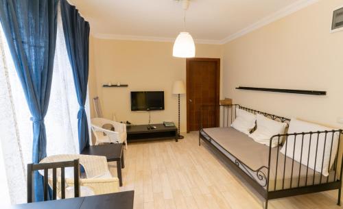 een woonkamer met een bank en een tv bij LEVANT HOTEL&APARTS in Çeşme