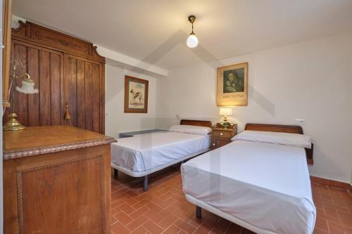 a bedroom with two beds and a counter in it at Casona del Sol El Retorno II - RECIEN REFORMADO in Lastres