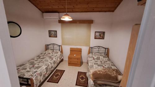 pokój z dwoma łóżkami i komodą w obiekcie Relaxing Seaside Manors w Larnace