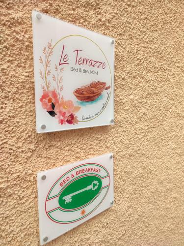 Le Terrazzeに飾ってある許可証、賞状、看板またはその他の書類
