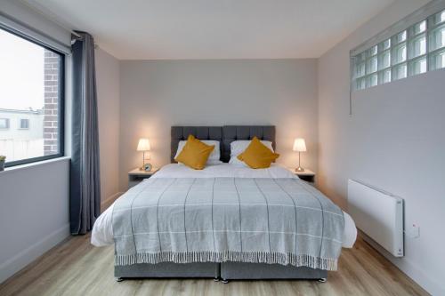 una camera da letto con un grande letto con cuscini gialli di Highfield House a Dublino
