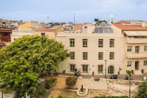 un grande edificio bianco in una città di Fileas Art Hotel a Chania