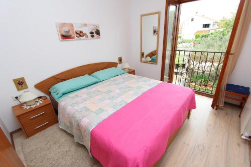 1 dormitorio con 1 cama grande y balcón en Guest House Liliana, en Rovinj